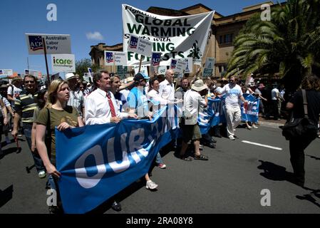 Peter Garrett, Labor Party minister and vocalist with politically motivated rock group Midnight Oil, leads the ‘Walk Against Warming’ protest in Sydney to alert politicians to community concerns over climate change, two weeks before the national election being held on November 24th. Sydney, Australia. 11.11.07. Stock Photo