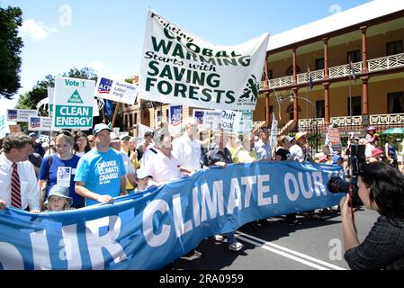 Peter Garrett, Labor Party minister and vocalist with politically motivated rock group Midnight Oil, leads the ‘Walk Against Warming’ protest in Sydney to alert politicians to community concerns over climate change, two weeks before the national election being held on November 24th. Sydney, Australia. 11.11.07. Stock Photo