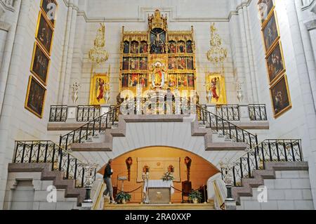Altar, Catedral nuestra Senora la Almuna, Almudena Cathedral, Madrid, Spain Stock Photo