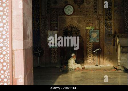 Praying Indians, Dargah, Mughal City, built 1569-1585 under Emperor Akbar, Jami Masjid Mosque, Mughal City of Fatehpur Sikri, Uttar Pradesh, India Stock Photo