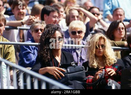 Jessica Stockmann (blond) mit Barbara Feltus als Zuschauerinnen bei einem Tennismatch, Deutschland um 1991. Stock Photo