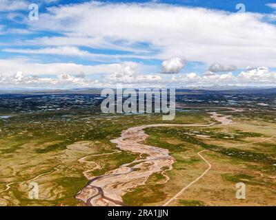 (230630) -- GOLMUD, June 30, 2023 (Xinhua) -- This aerial photo taken on July 23, 2021 shows a view of the Damqu River at the source region of the Yangtze River, China's longest river, in northwest China's Qinghai Province. The 6,300-kilometer Yangtze River, the longest river in China and the third longest in the world, has three sources, namely the Tuotuo River, the Damqu River in the south and the Qumar River in the north. Located in the hinterland of the Qinghai-Tibet Plateau between the Kunlun Mountains and the Tanggula Mountains, the Yangtze River source region, with an average elevat Stock Photo