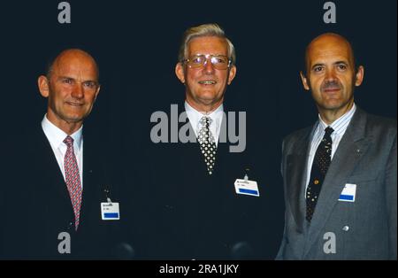 Volkswagen AG - Hauptversammlung 1993, Ferdinand Piech, VW-Vorstandsvorsitzender, Klaus Liesen, VW-Aufsichtsratsvorsitzender, Ignacio Lopez, spanischer VW-Manager der Produktionsoptimierung und Beschaffung. Stock Photo