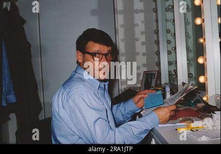 Walter Plathe, deutscher Schauspieler, hier in der Theater-Garderobe in der Komödie Winterhuder Fährhaus in Hamburg, Deutschland, 1990. Stock Photo