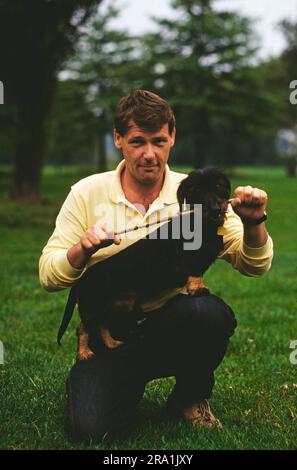 Walter Plathe, deutscher Schauspieler, Portrait mit Dackel, Deutschland, circa 1992. Stock Photo