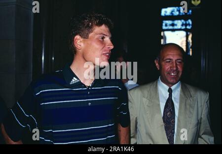 Jan Ullrich, deutscher Radrennfahrer, Gewinner der Tour de France in 1997, hier mit seinem Manager und Förderer Wolfgang Strohband. Stock Photo