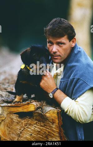 Walter Plathe, deutscher Schauspieler, Portrait mit Dackel, Deutschland, circa 1992. Stock Photo