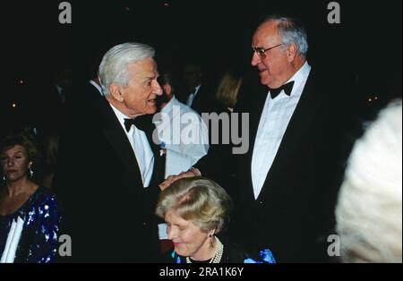 Bundespräsident Richard von Weizsäcker begrüsst Bundeskanzler Helmut Kohl bei einer Veranstaltung, Bildmitte sitzend: Marianne von Weizsäcker, circa 1990. Stock Photo