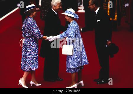 Richard von Weizsäcker Staatsbesuch in England, 1986, Bild: Bundespräsident Richard von Weizsäcker und Ehefrau Marianne werden von Königin Elizabeth II und Prinz Philip begrüsst. Stock Photo