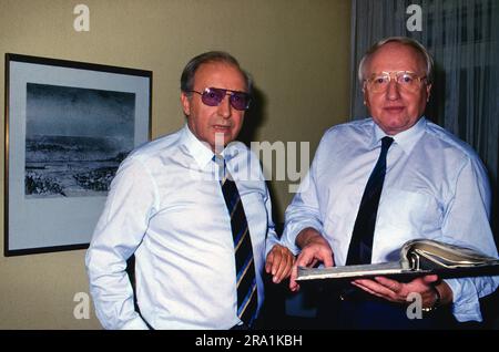 Karl-Heinz Köpcke, links, mit Kollege Werner Veigel, an seinem letzten Tag als ARD Tagesschau Sprecher, September 1987. Stock Photo