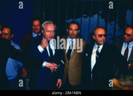 ARD Tagesschau Sprecher Karl-Heinz Köpcke,2.v.rechts mit Kollege Werner Veigel, 3.v.links, nach seiner letzten Tagesschau-Sendung im September 1987. Stock Photo