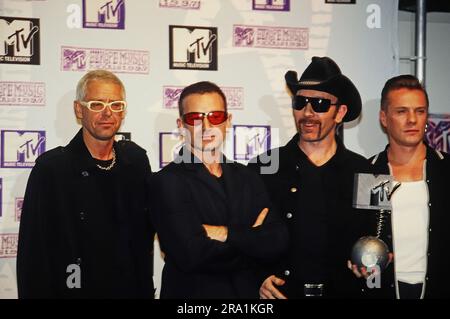 U2, irische Rockband, um Sänger Bono Vox (2. v. l.)  bekommt bei den MTV Europe Music Awards den Preis als bester Live Act in Rotterdam, Niederlande 1997. Stock Photo