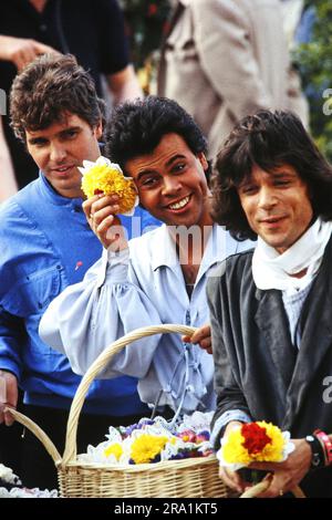 Taco, aka Taco Ockerse (Mitte), niederländischer Popsänger, und Schlagersänger Onkel Jürgen Drews, Deutschland um 1985. Stock Photo