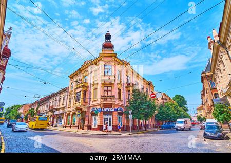 CHERNIVTSI, UKRAINE - JULY 16, 2021: The corner of Ivan Franko and Adam Mickiewicz streets with historic house with small tower and stucco decor, on J Stock Photo