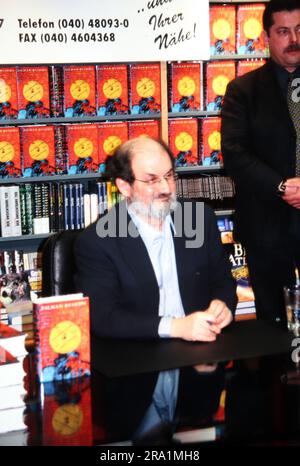 Salman Rushdie, indisch-britischer Schriftsteller, in einer Hamburger Buchhandlung signiert er sein Buch: Der Boden unter ihren Füßen, deutscher Buchtitel, Originaltitel: The Ground Beneath Her Feet, 1999. Stock Photo