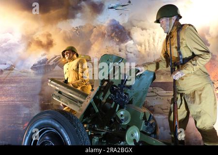 A diorama of soldiers using an artillery gun. At the Shon Sharaf Great Patriotic War, WWII museum park complex in Tashkent, Uzbekistan. Stock Photo