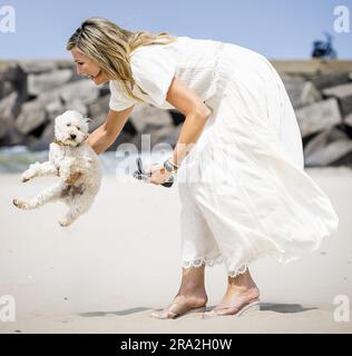 THE HAGUE - Queen Maxima with dog Mambo on the Zuiderstrand during the traditional photo session of the royal family. ANP REMKO DE WAAL netherlands out - belgium out Stock Photo