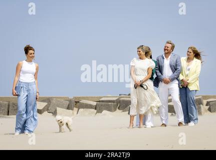 THE HAGUE - Princess Alexia, dog Mambo, Queen Maxima, King Willem-Alexander and Princess Amalia during the traditional photo session of the royal family. ANP KOEN VAN WEEL netherlands out - belgium out Stock Photo