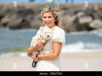 The Hague, Niederlande. 30th June, 2023. Queen Maxima of The Netherlands and dog Mambo at the Zuiderstrand in Scheveningen (The Hague), on June 30, 2023, posing for the media during the annual photo session Credit: Albert Nieboer/Netherlands OUT/Point De Vue OUT/dpa/Alamy Live News Stock Photo