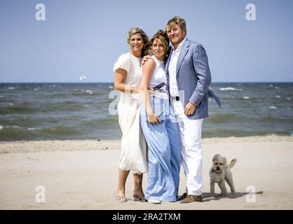 THE HAGUE - Princess Alexia together with King Willem-Alexander, Queen Maxima and dog Mambo on the Zuiderstrand during the traditional photo session of the royal family. ANP REMKO DE WAAL netherlands out - belgium out Stock Photo