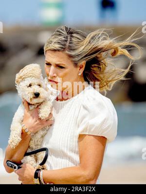 The Hague, Niederlande. 30th June, 2023. Queen Maxima of The Netherlands and dog Mambo at the Zuiderstrand in Scheveningen (The Hague), on June 30, 2023, posing for the media during the annual photo session Credit: Albert Nieboer/Netherlands OUT/Point De Vue OUT/dpa/Alamy Live News Stock Photo