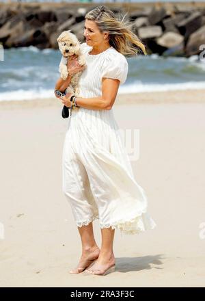 The Hague, Niederlande. 30th June, 2023. Queen Maxima of The Netherlands and dog Mambo at the Zuiderstrand in Scheveningen (The Hague), on June 30, 2023, posing for the media during the annual photo session Credit: Albert Nieboer/Netherlands OUT/Point De Vue OUT/dpa/Alamy Live News Stock Photo