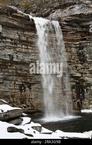 winter snowy waterfall in minnewaska state park new york new paltz shale granite white black water hiking travel (awosting falls in the shawangunks, a Stock Photo