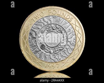 The first UK bimetallic £2 coin featuring the 3rd coin portrait of Queen Elizabeth II & the first Technologies designed by Bruce Rushin Stock Photo