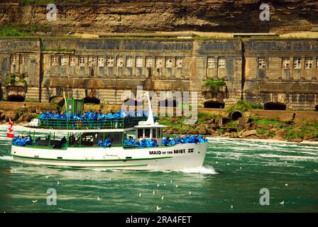 The Maid of the Mist returns to the dock with drenched passengers in Niagara Falls, Ontario Stock Photo