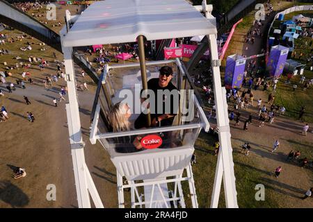 June 29, 2023, Stockholm, Sweden: A happy couple rise above the crowd on a ferriswheel sponsored by Coca Cola at Lollapalooza Stockholm 2023.(Credit Image: © Rob Schoenbaum/ZUMA Press Wire) EDITORIAL USAGE ONLY! Not for Commercial USAGE! Stock Photo