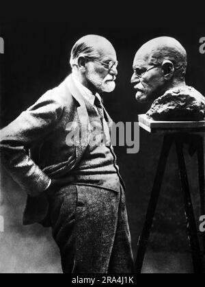 1931 , july , Vienna , AUSTRIA : The austrian father of psychoanalysis SIGMUND FREUD ( Freiberg 1856 - London 1939 ) . In this photo in Vienna , in a garden in Pötzleinsdorf ,  in front of his bust portrait by croatian sculptor OSCAR NEMON ( 1906 - 1985 ), sculpted in occasion of his 75 th birthday . This same photo was pubblished in cover of illustrated french magazine VU , 20 july 1932 . Sigmund Freud escape from austrian Nazi in 4 june 1938 , directed to London , via Ostenda ( Holland ) harbor . Unknown photographer ( possible by photographer and yournalist Nicolas Bandy aka Nicolas Neumann Stock Photo