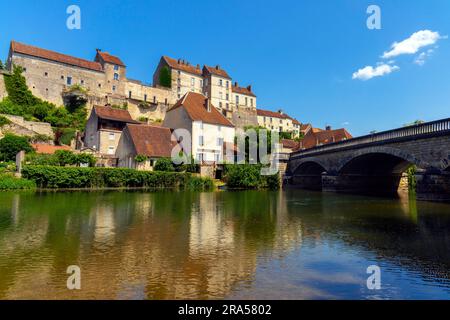 Pesmes village by Ognon river. Pesmes is a commune in the Haute-Saône department in the region of Bourgogne-Franche-Comté in eastern France. Stock Photo