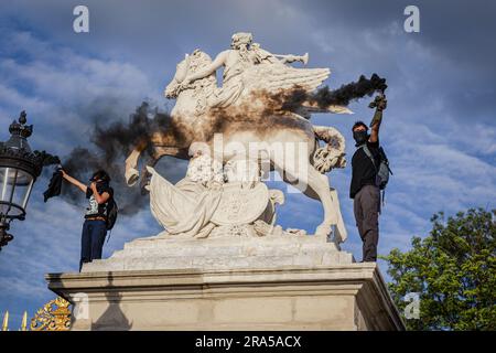 Paris, France. 30th June, 2023. Protesters hold smoke grenades during the spontaneous demonstration. On the fourth day of protests following the death of 17-year-old Nahel by police in Nanterre, on the outskirts of Paris, a spontaneous demonstration began in Place de la Concorde and brought together a few hundred people. There were some arrests. Credit: SOPA Images Limited/Alamy Live News Stock Photo