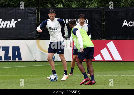 AMSTERDAM - Ajax coach Maurice Steijn during an Ajax Amsterdam training  session at Sportcomplex De Toekomst on July 1, 2023 in Amsterdam,  Netherlands. Ajax is preparing for the new 2023/2024 football season.