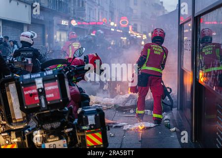 Paris, France. 30th June, 2023. Firefighters seen putting out a fire during the spontaneous demonstration. On the fourth day of protests following the death of 17-year-old Nahel by police in Nanterre, on the outskirts of Paris, a spontaneous demonstration began in Place de la Concorde and brought together a few hundred people. There were some arrests. (Photo by Telmo Pinto/SOPA Images/Sipa USA) Credit: Sipa USA/Alamy Live News Stock Photo