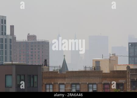 New York, USA. 30th June, 2023. View of Lower Manhattan showing the poor air quality and low visibility due to the Canadian wildfires. Stock Photo