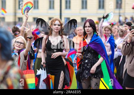 Partecipante che indossa un costume da unicorno gonfiabile all'Helsinki  Pride 2023 Saturday Parade a Helsinki, Finlandia Foto stock - Alamy