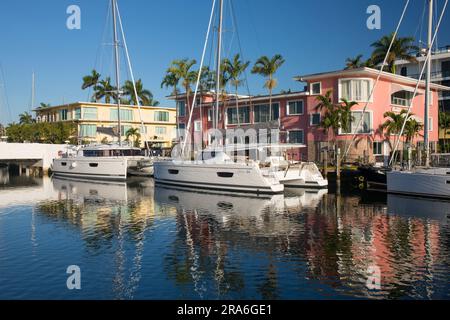 Fort Lauderdale, Florida, USA. View across tranquil waterway in the Nurmi Isles district, early morning, yachts moored outside colourful houses. Stock Photo