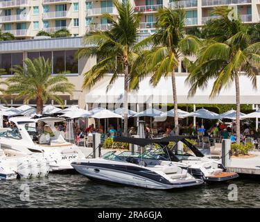 Fort Lauderdale, Florida, USA. Shooters, a popular waterfront restaurant beside the Intracoastal Waterway in the Central Beach district. Stock Photo
