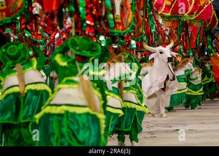 Parintins, Brazil. 01st July, 2023. AM - PARINTINS - 07/01/2023 - PARINTINS, AMAZONAS, PARINTINS FOLKLORIC FESTIVAL 2023 - Presentation of the Guaranteed Boi-bumba during the first night of the 56th Parintins Folk Festival. The dispute between the Garantido (red and white colors) and Caprichoso (blue and white colors) oxen takes place in the city of Parintins, in the interior of the State of Amazonas, about 372 km away from the capital Manaus. Photo: Suamy Beydoun/AGIF/Sipa USA Credit: Sipa USA/Alamy Live News Stock Photo