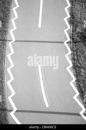 Black and white zigzag pattern Stock Photo - Alamy