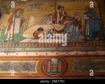 Fake mosaic painted wall by Arturo Viligiardi, Chiusi Cathedral Stock Photo