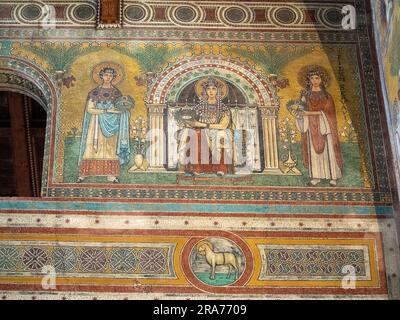 Fake mosaic painted wall by Arturo Viligiardi, Chiusi Cathedral Stock Photo