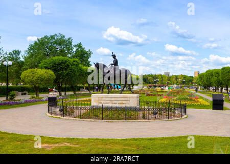 REGINA, SK, CANADA, JUNE 24, 2023: Statue of Queen Elizabeth II at the Legislative Assembly of Saskatchewan garden in Regina. The garden was dedicated Stock Photo