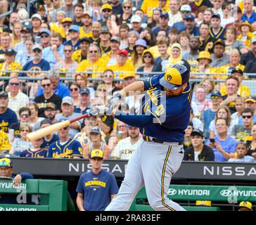 St. Louis, United States. 29th May, 2022. Miklwaukee Brewers Rowdy Tellez  watches his solo home run leave the park in the sixth inning against the  St. Louis Cardinals at Busch Stadium in