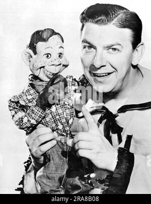 the-howdy-doody-show-buffalo-bob-smith-with-the-peanut-gallery-1947