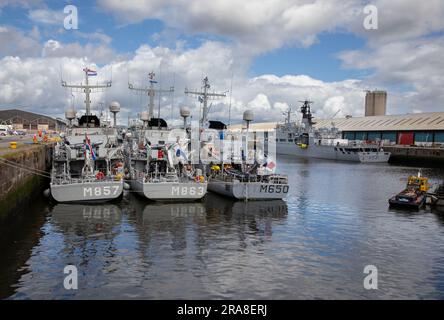 Royal Netherlands Navy HNLMS Makkum (M857), HNLMS Vlaardingen (M863) with the French FS Sagittaire, Tripartite class mine hunters Stock Photo