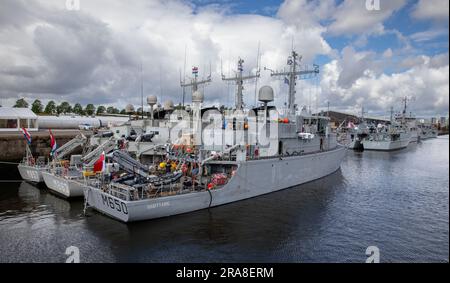 Royal Netherlands Navy HNLMS Makkum (M857), HNLMS Vlaardingen (M863) with the French FS Sagittaire, Tripartite class mine hunters Stock Photo