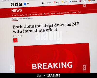 'Boris Johnson steps down as MP...' breaking news on BBC News website, 9th June 2023. Stock Photo