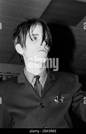 MENSWEAR, FIRST UK TOUR, 1995: Johnny Dean of the Britpop band Menswear playing live at Glamorgan University in Wales, UK on 4 May 1995. Photo: Rob Watkins.  INFO: Menswear is a British indie rock band that emerged during the 1990s Britpop era. Known for their stylish image and energetic sound, they gained attention with hits like 'Daydreamer' and 'Stardust,' blending jangly guitars with catchy, pop-infused melodies. Stock Photo